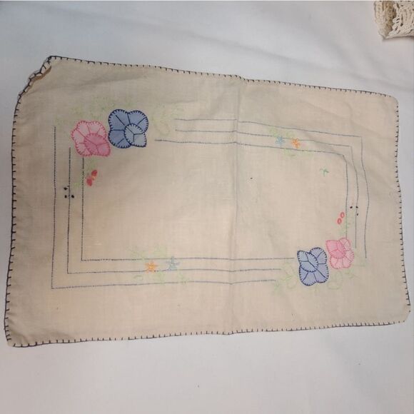 LOT OF 6, VINTAGE linens, towel, doily, Handkerchief embroidered - Picture 6 of 8